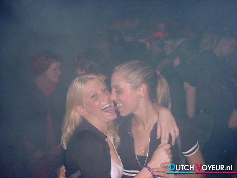 The discreet girl: D