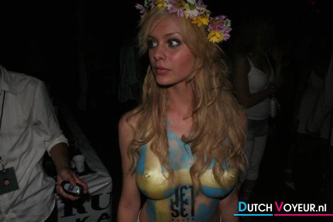 a discrete lady:-S