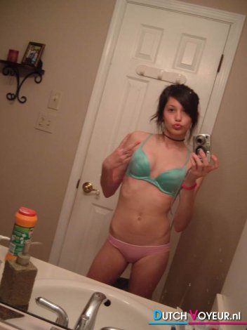 the beautiful chick She discreetly. ^ _ ^