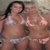 Mutter und Tochter im Bikini