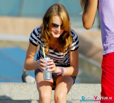 gift favorite poses quietly with an inexperienced pilot underpants ")