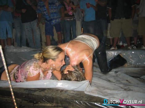 Hooters inexperienced = D