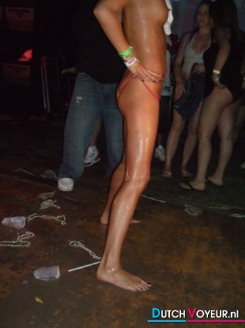 a discreet erotic chick ^ _ ^